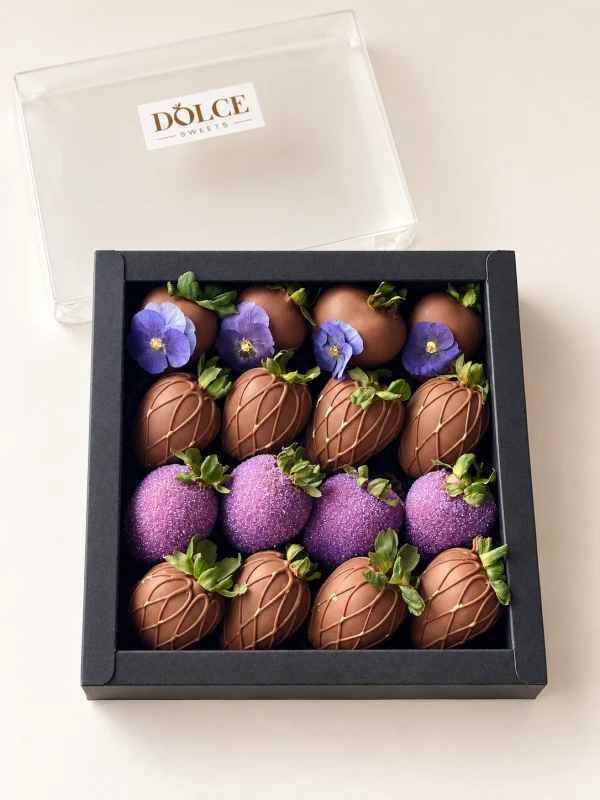 Клубничный бокс "Purple" — «Клубничный бокс Purple» — клубничный бокс Dolce Sweets из 16 ягод клубники в молочном шоколаде.